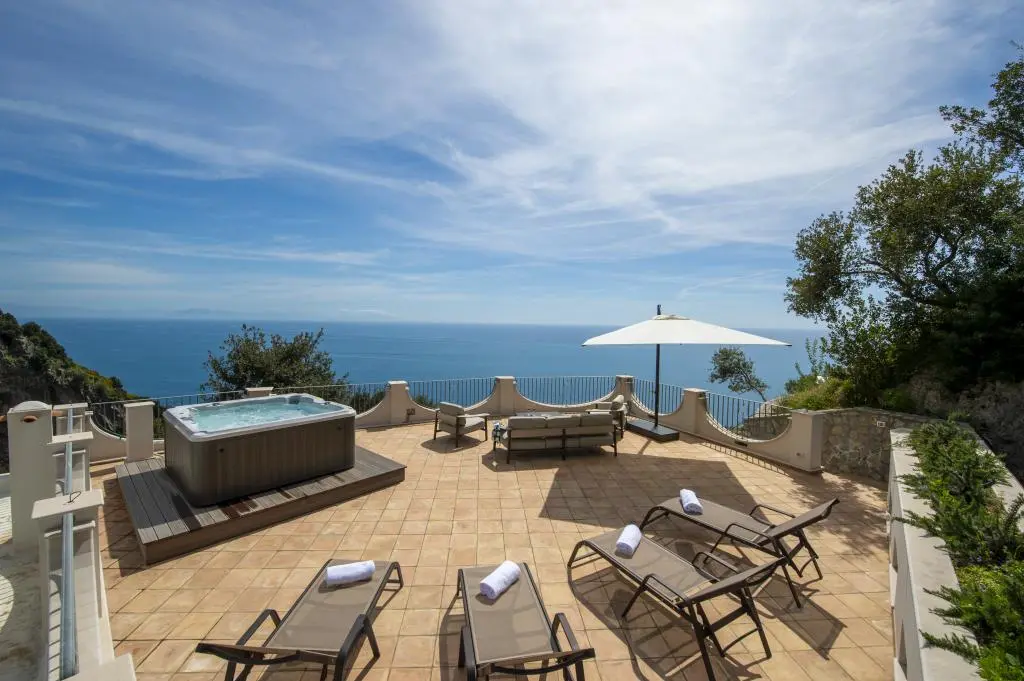 Amalfi Coast Villa Escape for 8 – 5 Nights of Coastal Luxury incl. Tasting & Private Sunset Boat Tour