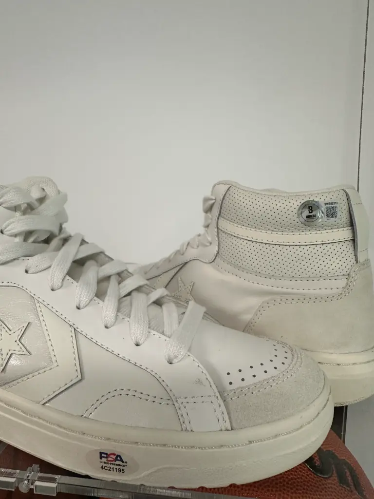 Magic Johnson – Signed Shoe Beckett Witnessed & Authenticated